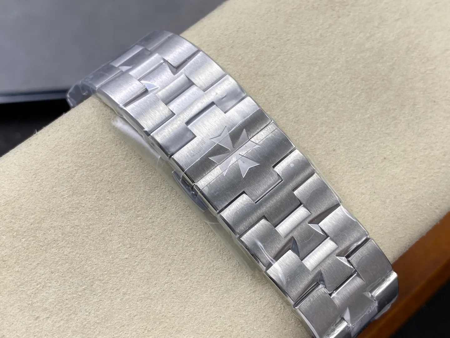 Vacheron Constantin Overseas 4500V/110A-B146 SS PPF 1:1 Best Edition Brown Dial on SS Bracelet A5100 32 4fc662d5f36fe89 AMO Watch