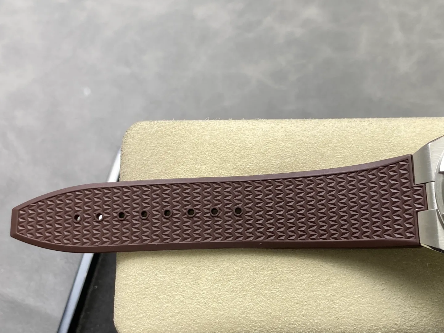 VC Overseas 4500V SS PPF1:1 Best Edition Brown Dial on Brown Rubber Strap A5100 39 15754d7affc31c4 AMO Watch