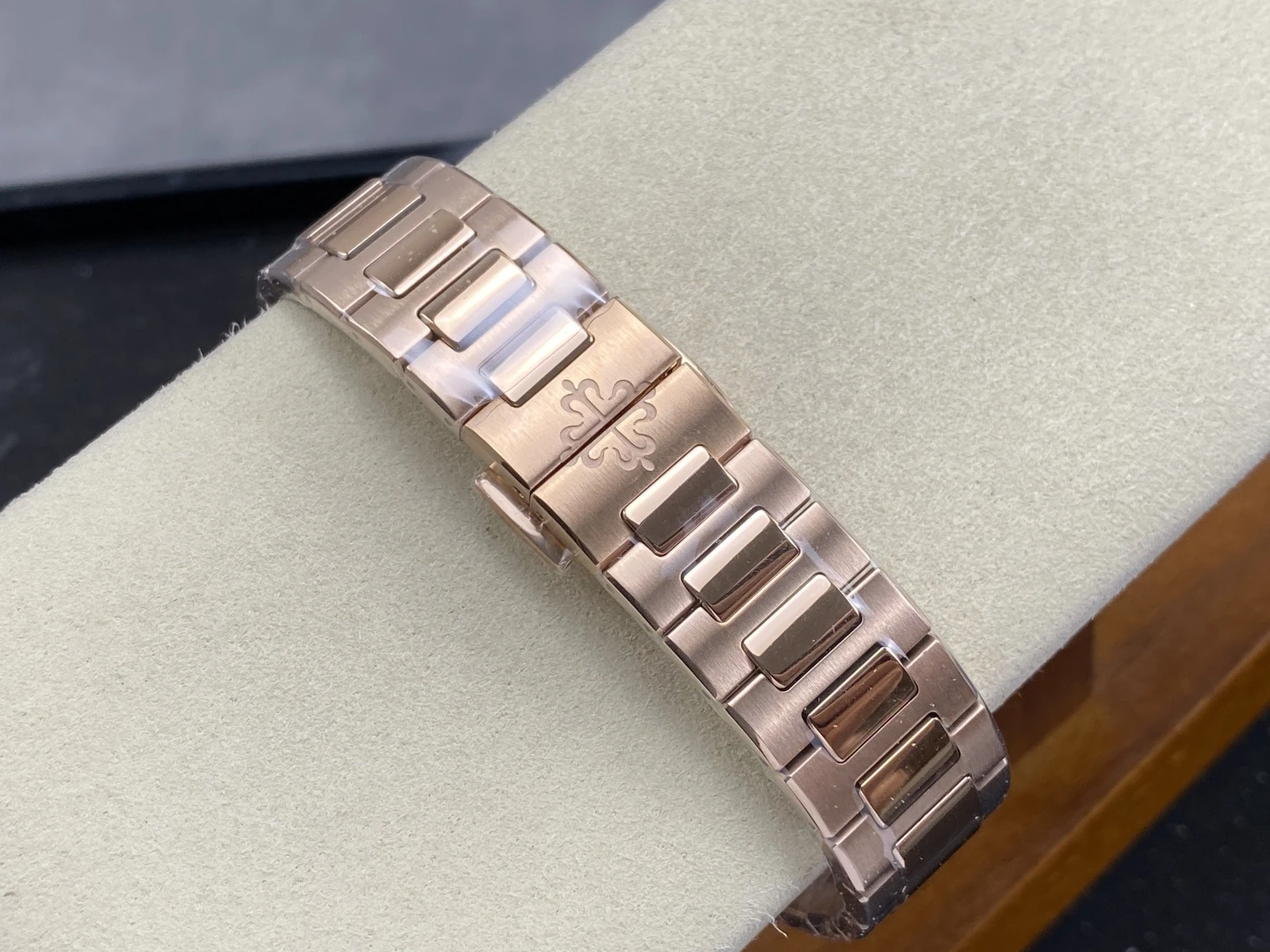 PP Nautilus 7118 RG Ladies DDF 1:1 Best Edition Silver Dial Diamonds Bezel on RG Bracelet DD324 Super Clone 36 347e0570394ee35 AMO Watch