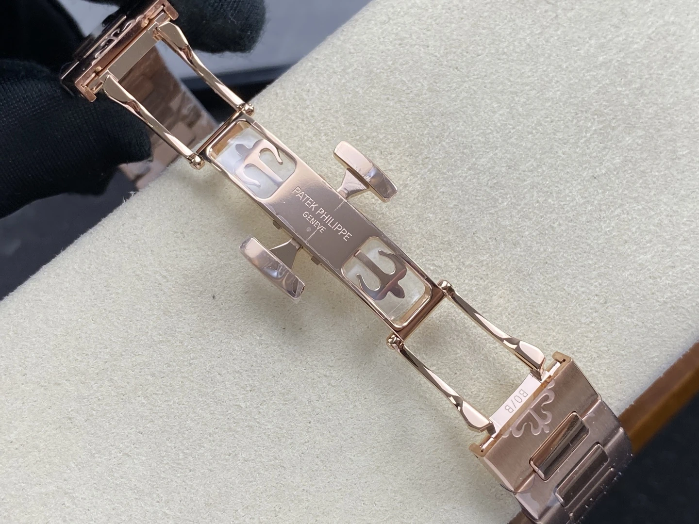 PP Nautilus 7118 RG Ladies DDF 1:1 Best Edition Silver Dial Diamonds Bezel on RG Bracelet DD324 Super Clone 35 8c04fc917ee3d64 AMO Watch