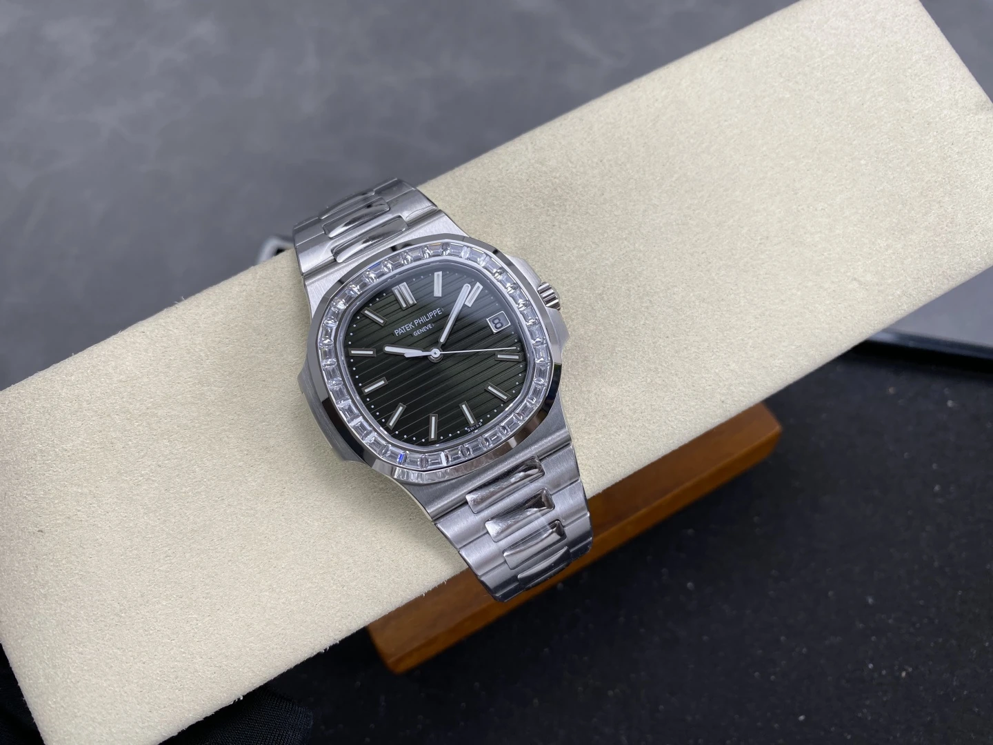 PP Nautilus 5711 DDF 1:1 Best Edition Green Dial on Diamond bezel SS Bracelet DD324 Super Clone 29 c090d0f11ae6d30 AMO Watch