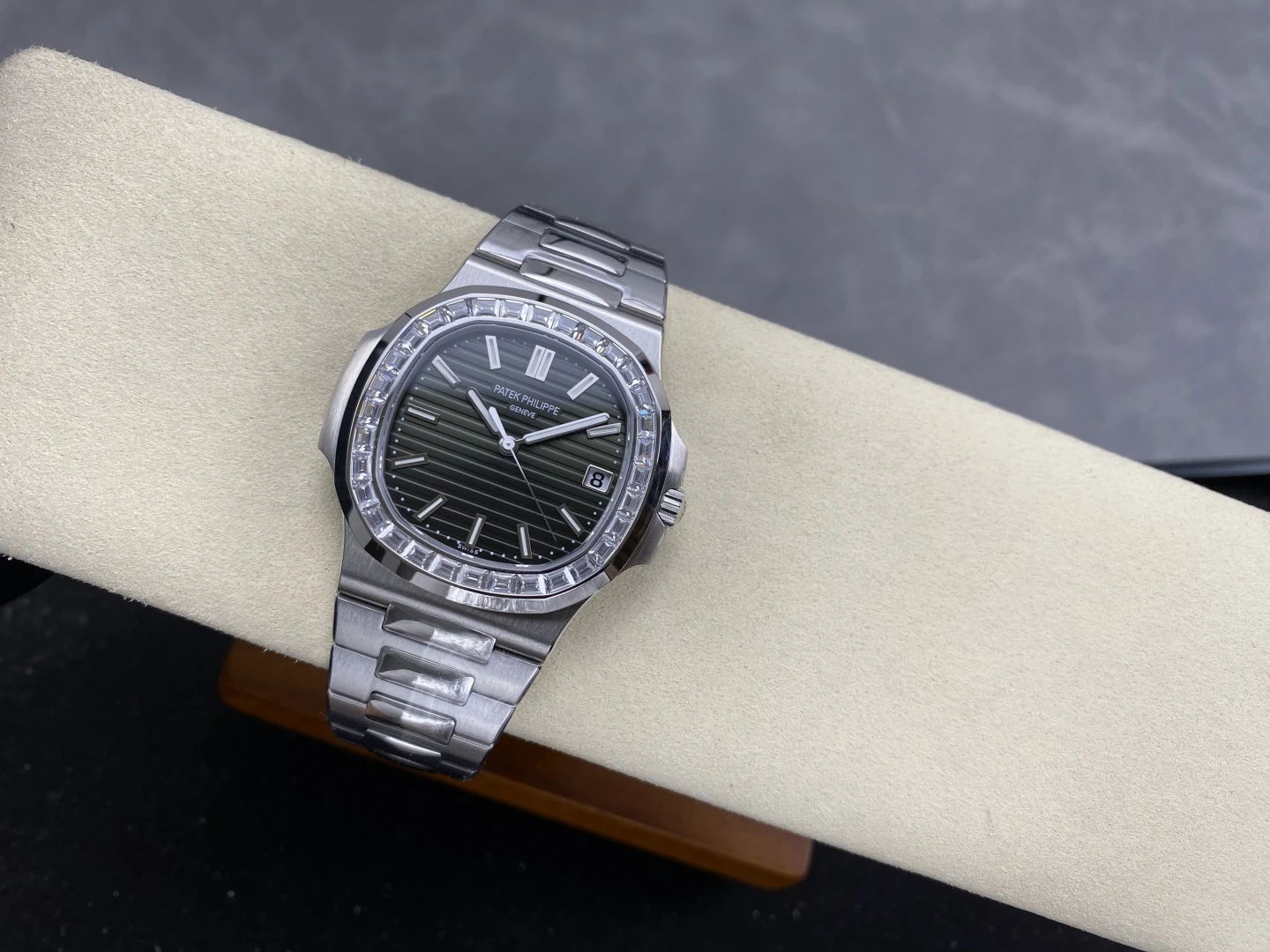 PP Nautilus 5711 DDF 1:1 Best Edition Green Dial on Diamond bezel SS Bracelet DD324 Super Clone 28 d877039a8977fab AMO Watch