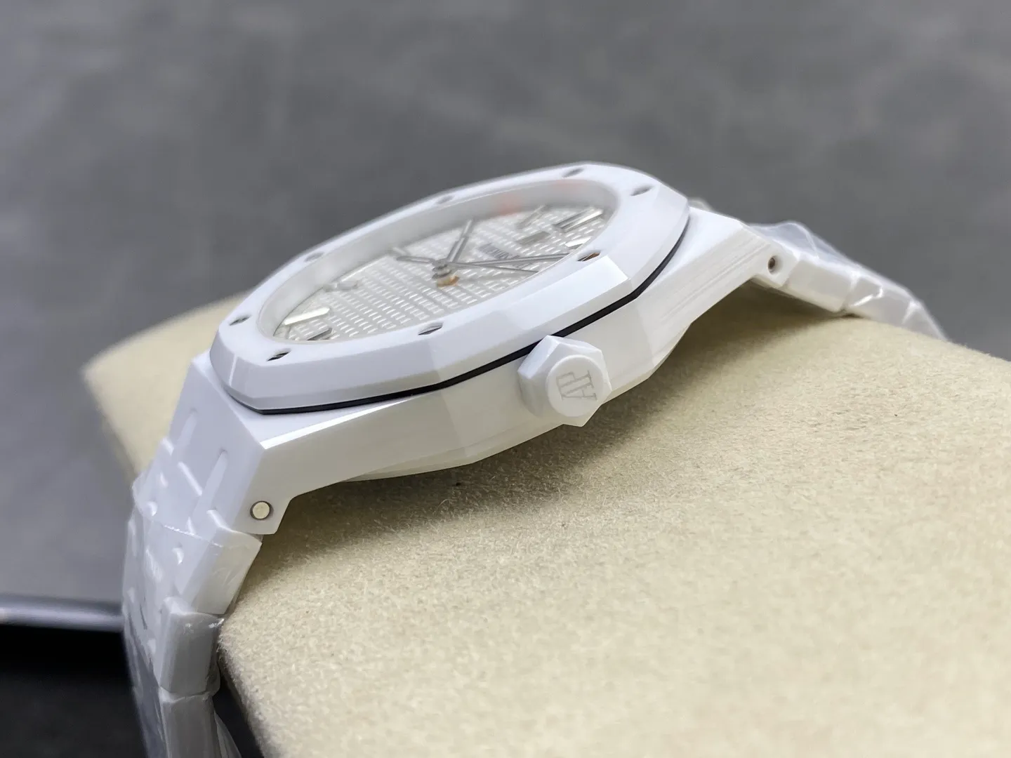 AP Royal Oak 41mm 15500 White Ceramic ZF 1:1 Best Edition White Dial on Ceramic Bracelet SA4302 Free Spring 33 121d444282aa803 AMO Watch