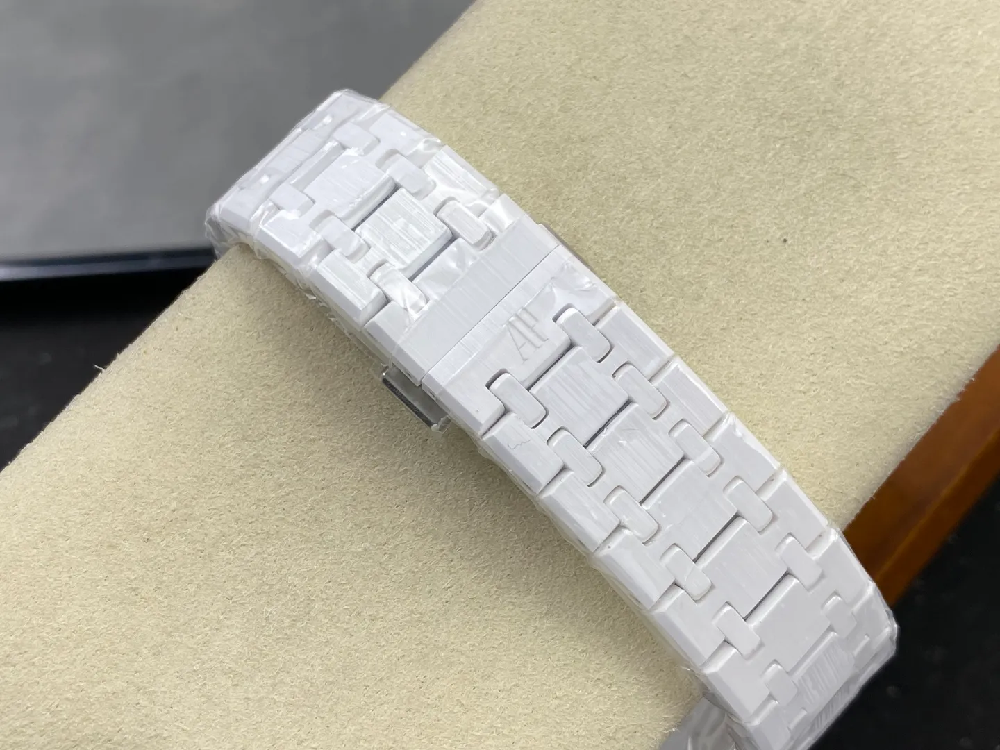 AP Royal Oak 41mm 15500 White Ceramic ZF 1:1 Best Edition White Dial on Ceramic Bracelet SA4302 Free Spring 35 ca6c744ec27b70d AMO Watch