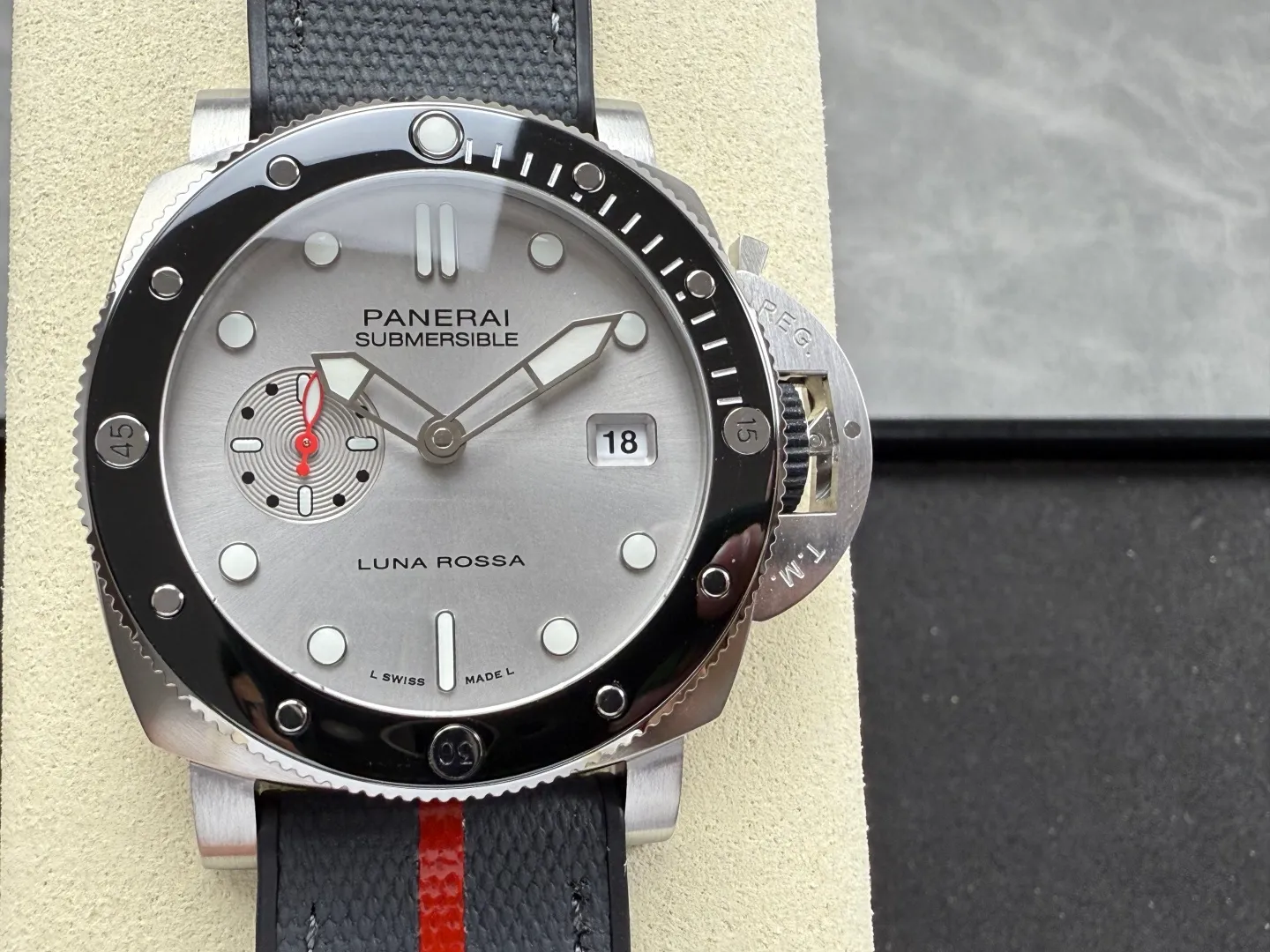 Panerai PAM1681 44mm Luna Rossa Submersible VSF 1:1 Best Edition On Gray Fabric Strap P900 27 4b280df7134a376 AMO Watch