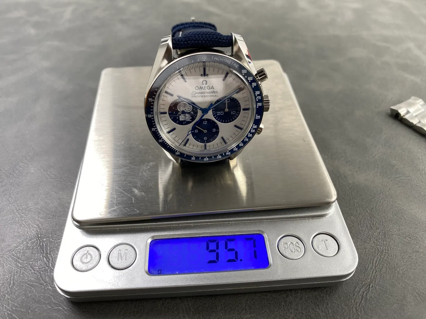 OMEGA Speedmaster Professional “Silver Snoopy Award” 50th Anniversary SMF 1:1 Best Edition A3861 45 52f4ad912f57dc1 AMO Watch