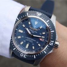 ¥2580    百年灵超级海洋44mm特别版腕表。男士腕表，硅胶表带，自动机械机芯，密底