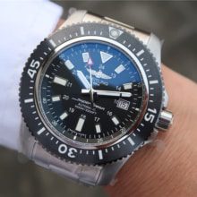 ¥2780    百年灵超级海洋44mm特别版腕表。男士腕表，自动机械机芯，精钢表带，密底