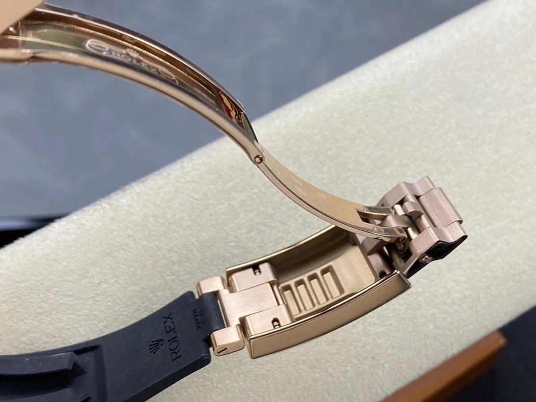 f81f589231b967c AMO Watch