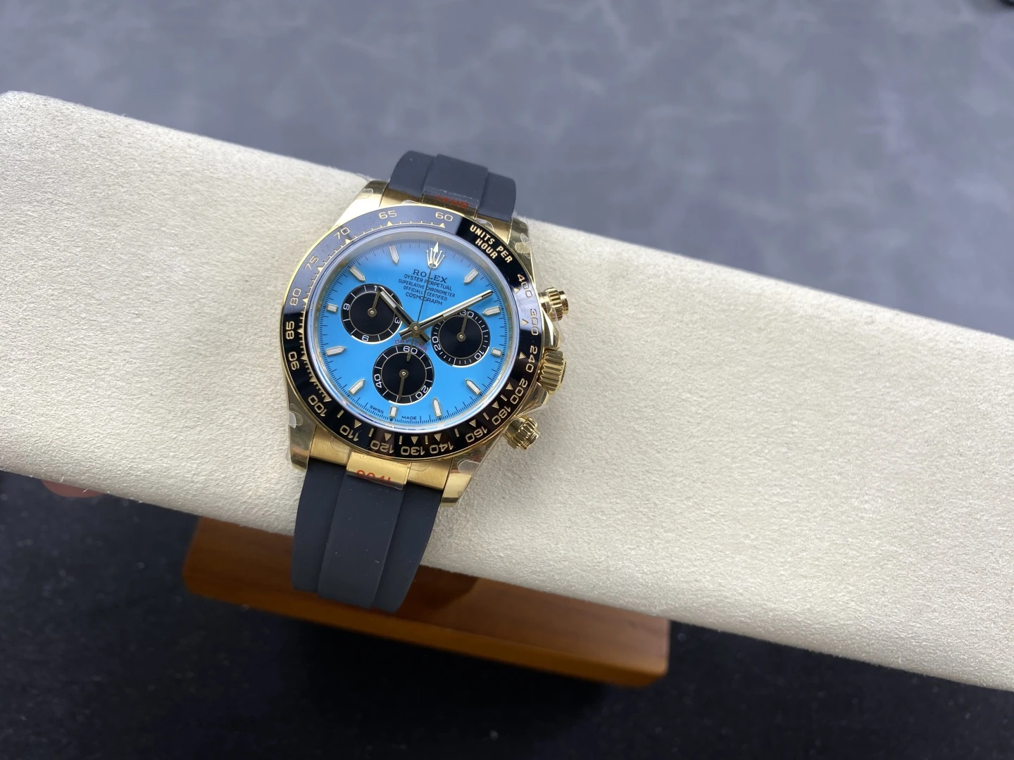 05c49e2de01a2f6 AMO Watch