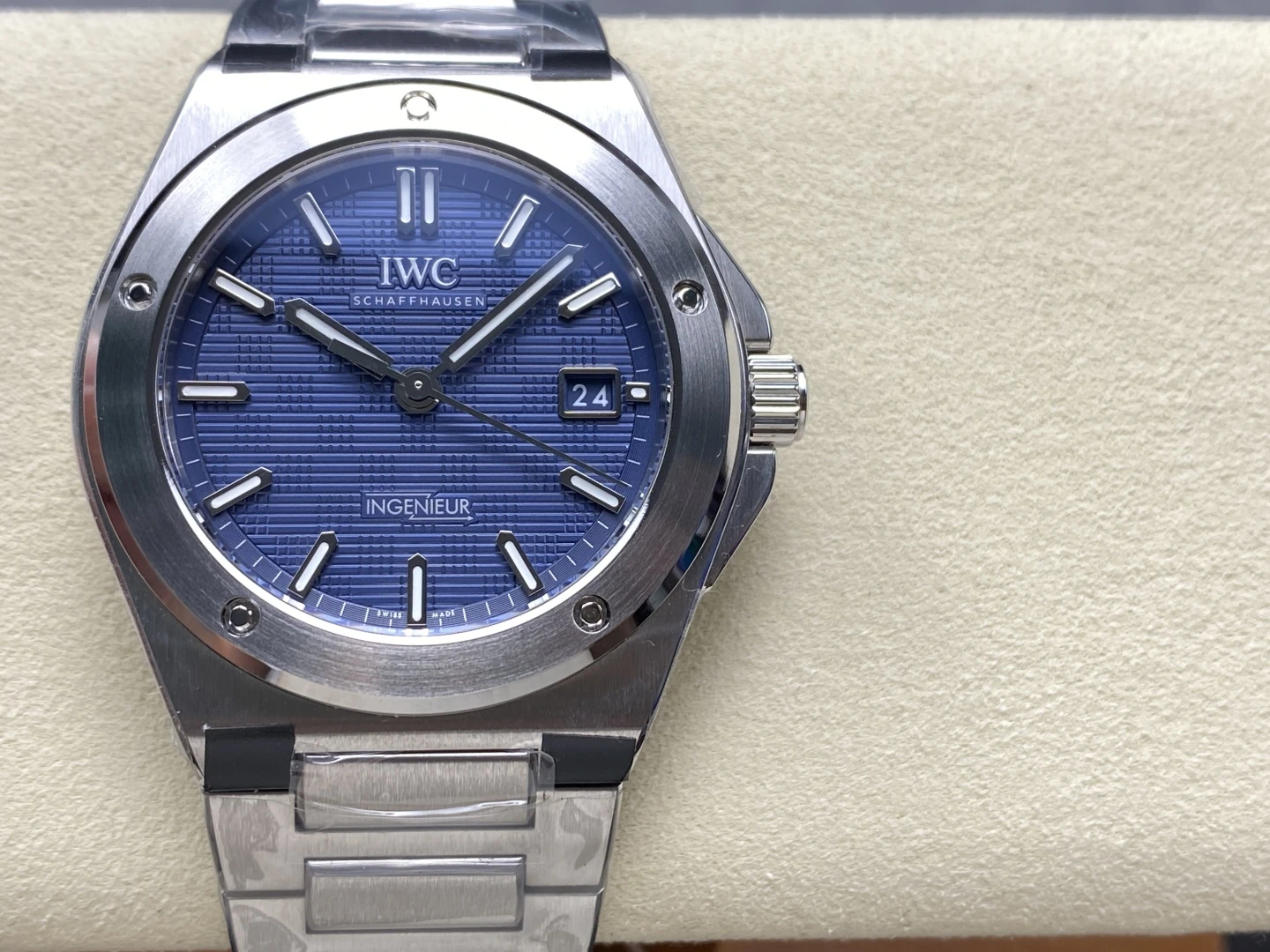 15ebed1e60712dd AMO Watch