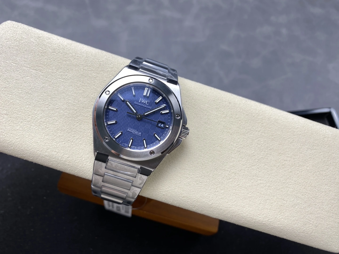 5e49b41530cf6a1 AMO Watch