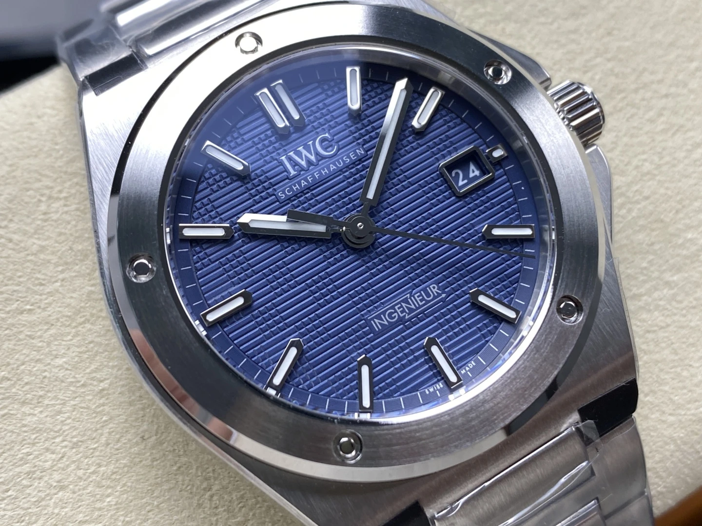 f7bf7bad9417098 AMO Watch