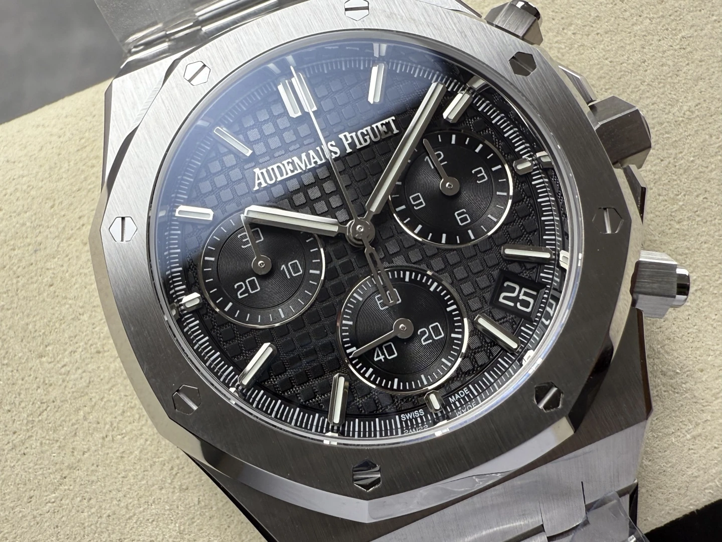 5c3e7c62b5e9c06 AMO Watch