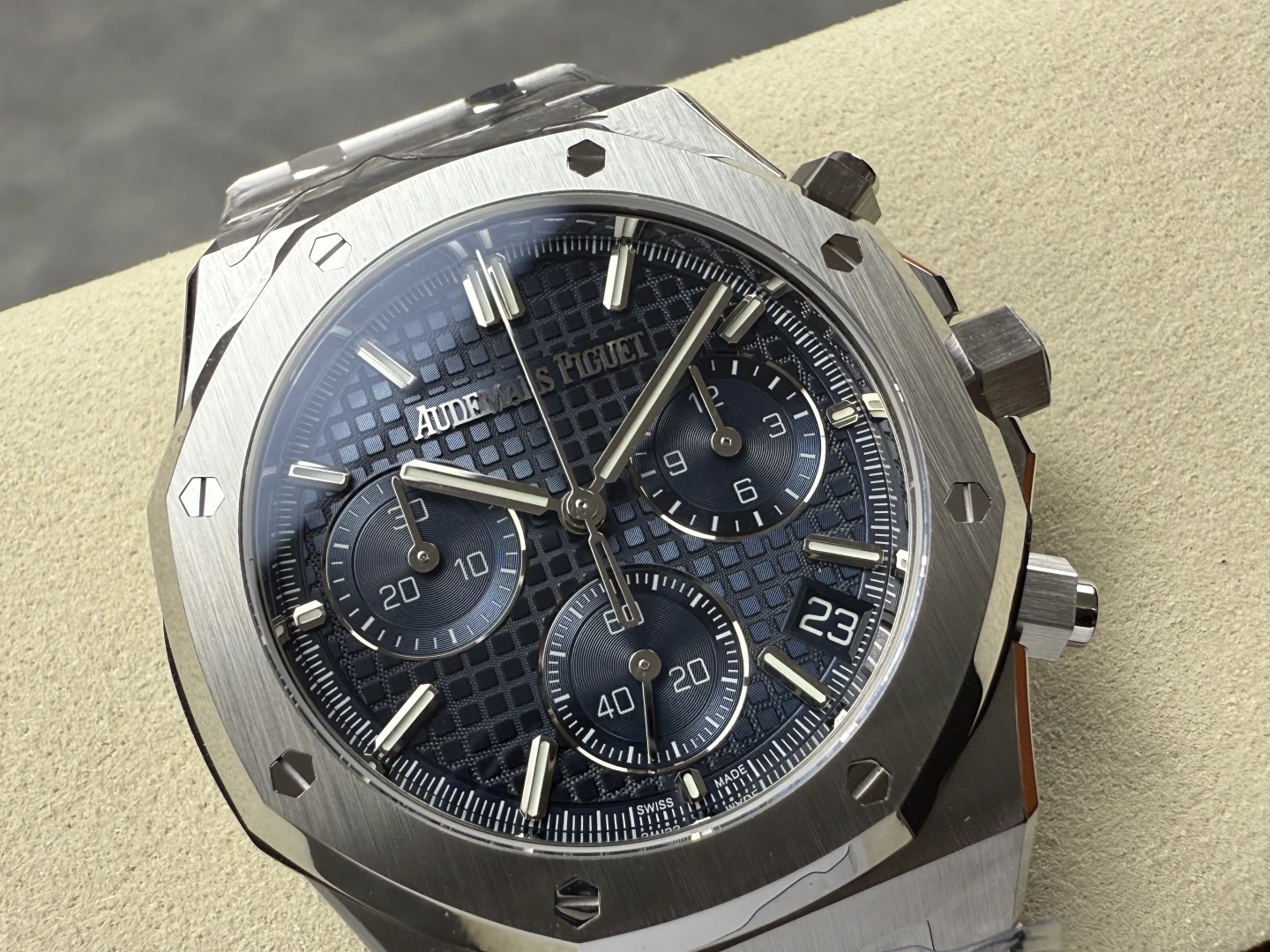 b0d973b13b40d09 AMO Watch