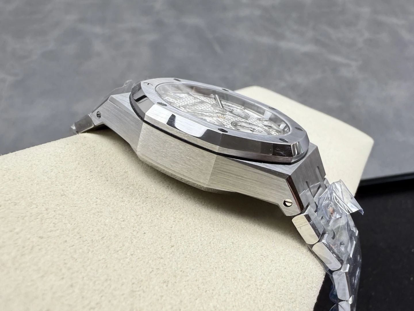 caabcb5bd946f19 AMO Watch