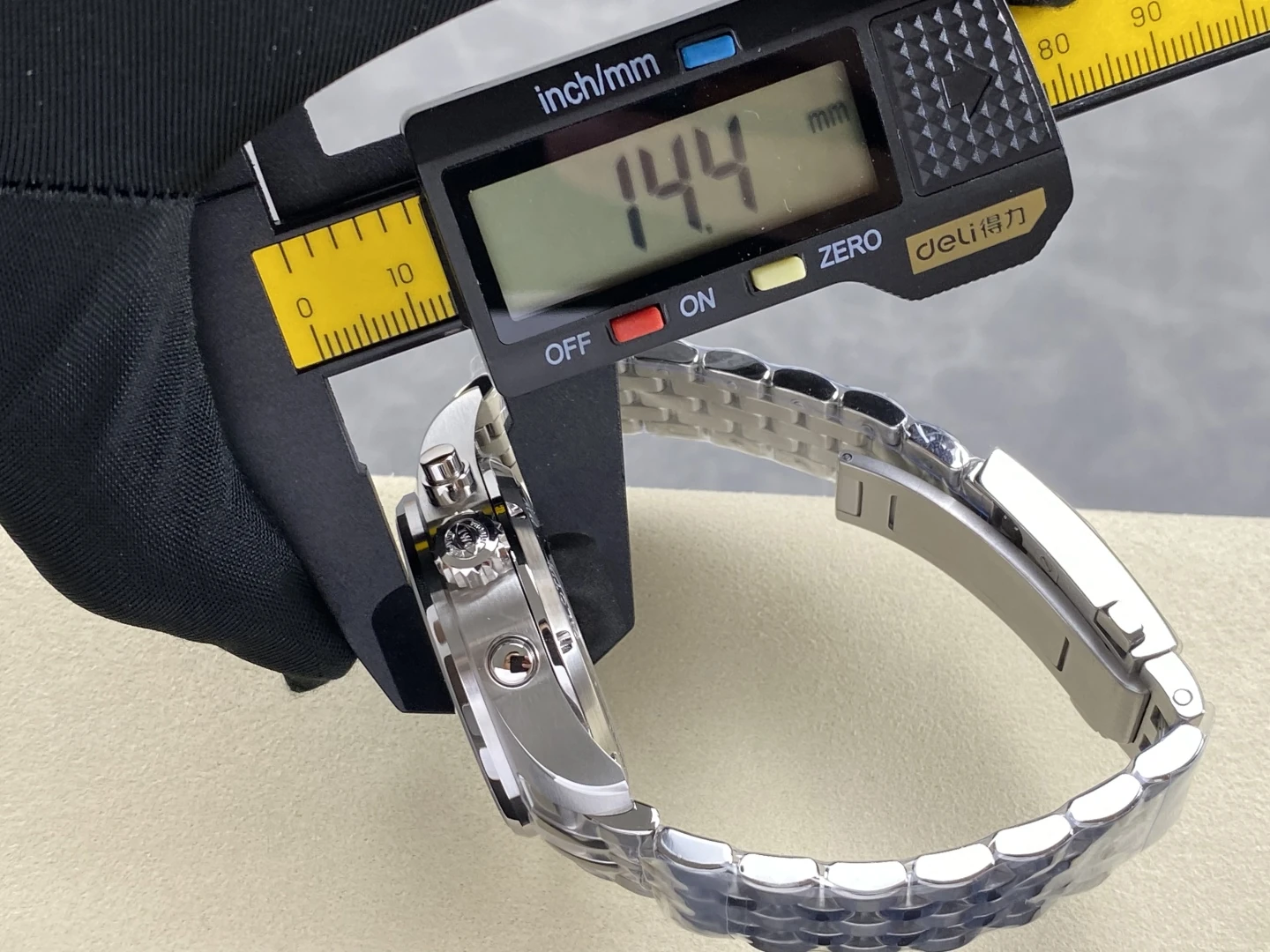 4f6572eda076488 AMO Watch