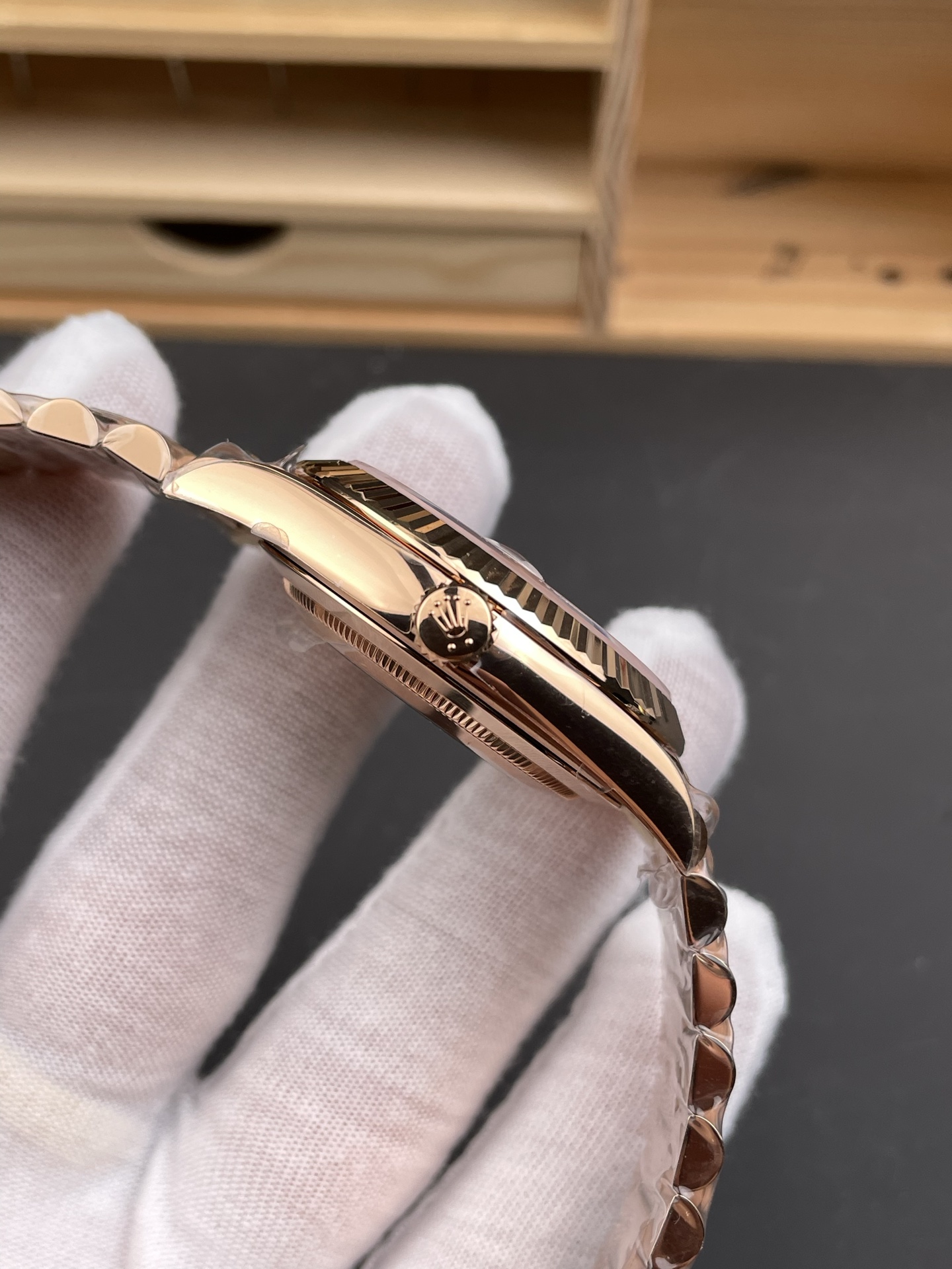 5731b69c98ec763 AMO Watch