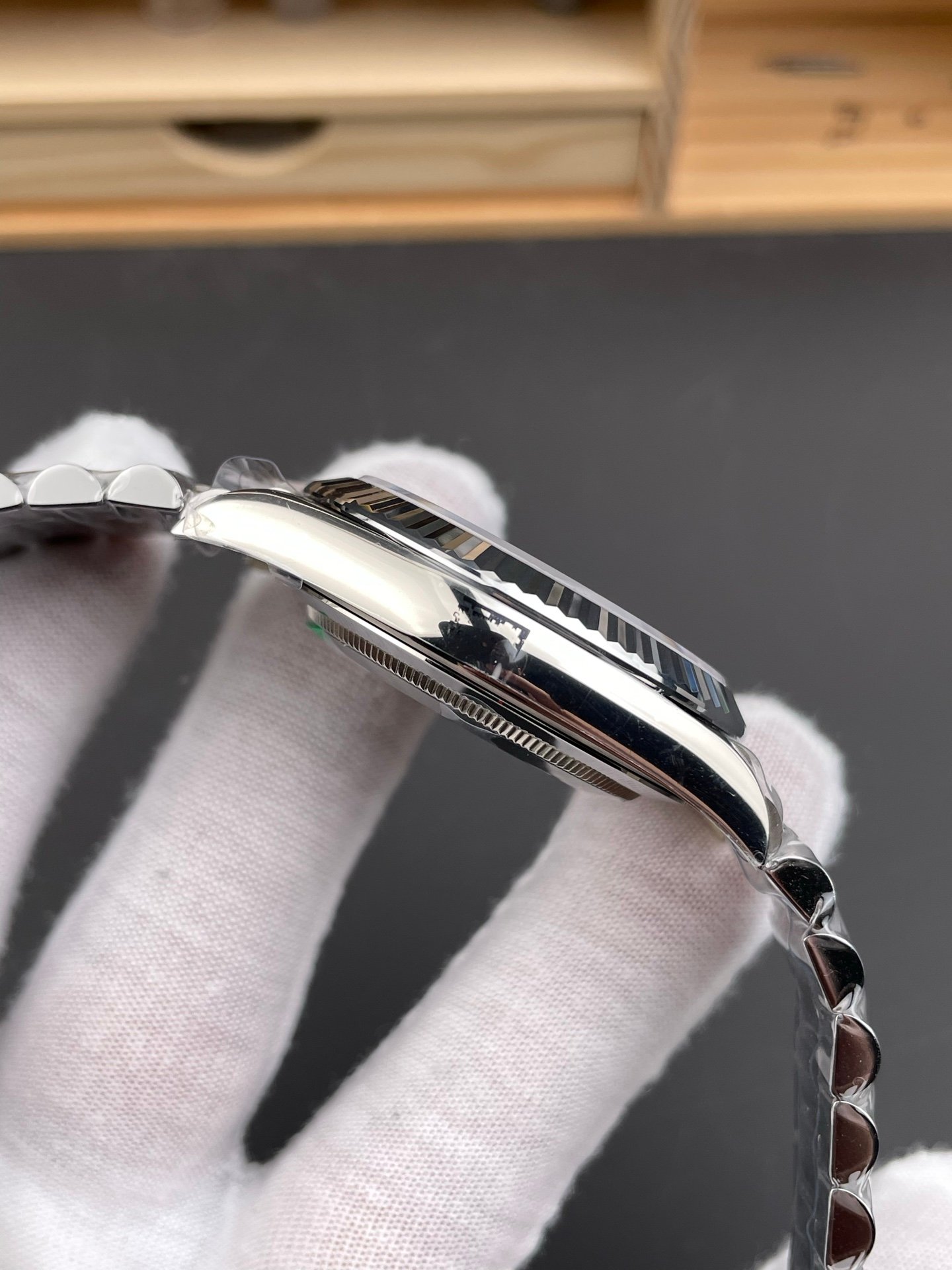 81c2b2190b452b8 AMO Watch