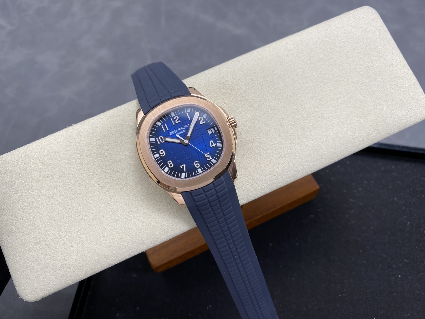 b4f84a2bd761f62 AMO Watch