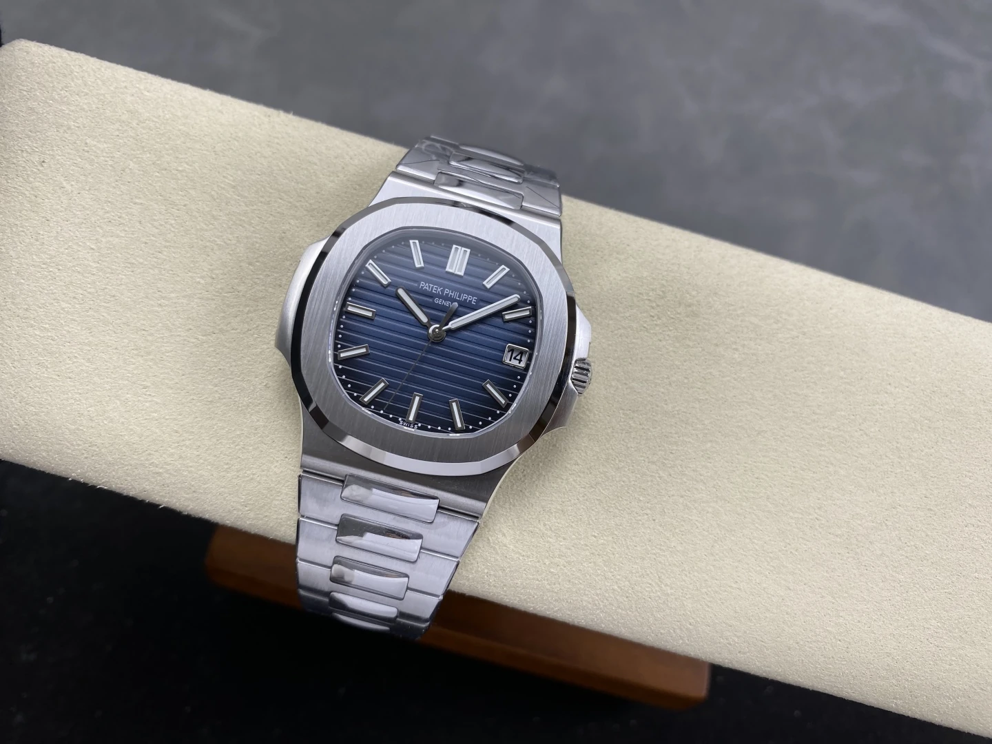 d8e86286bb57f3e AMO Watch