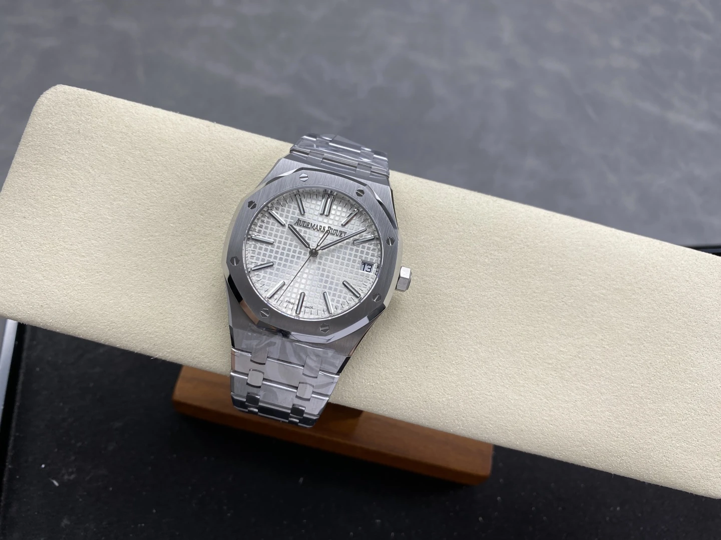 01a1eed3438256f AMO Watch