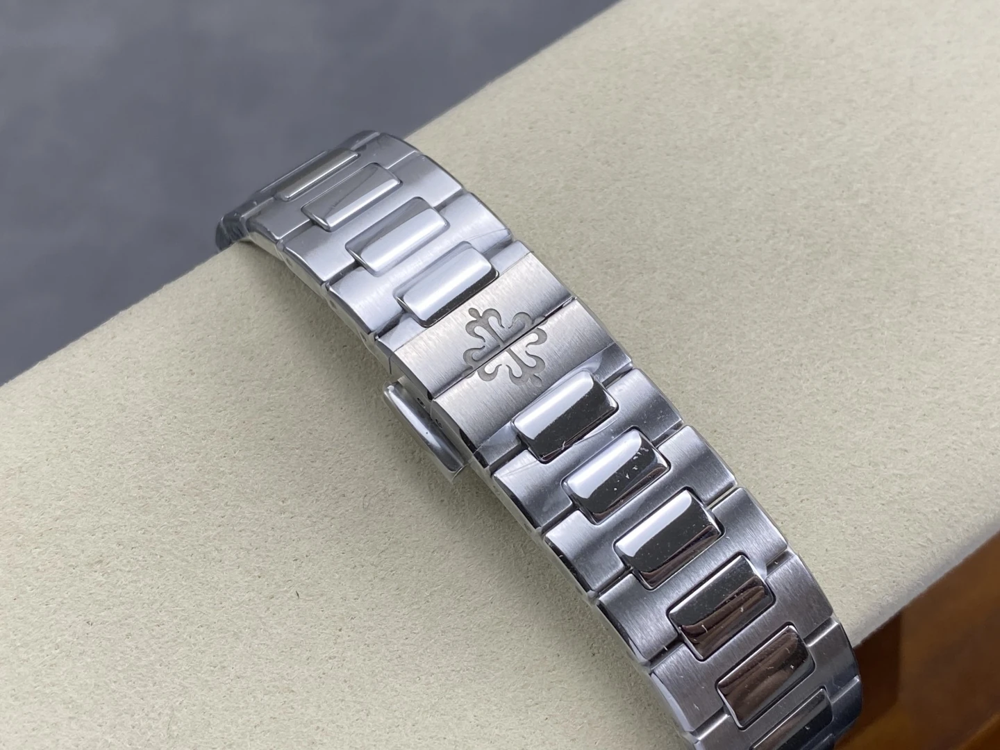 PP Nautilus 7118 Ladies DDF 1:1 Best Edition White Dial Diamonds Bezel on SS Bracelet A324 Super Clone 34 04cb06ae57f3644 AMO Watch