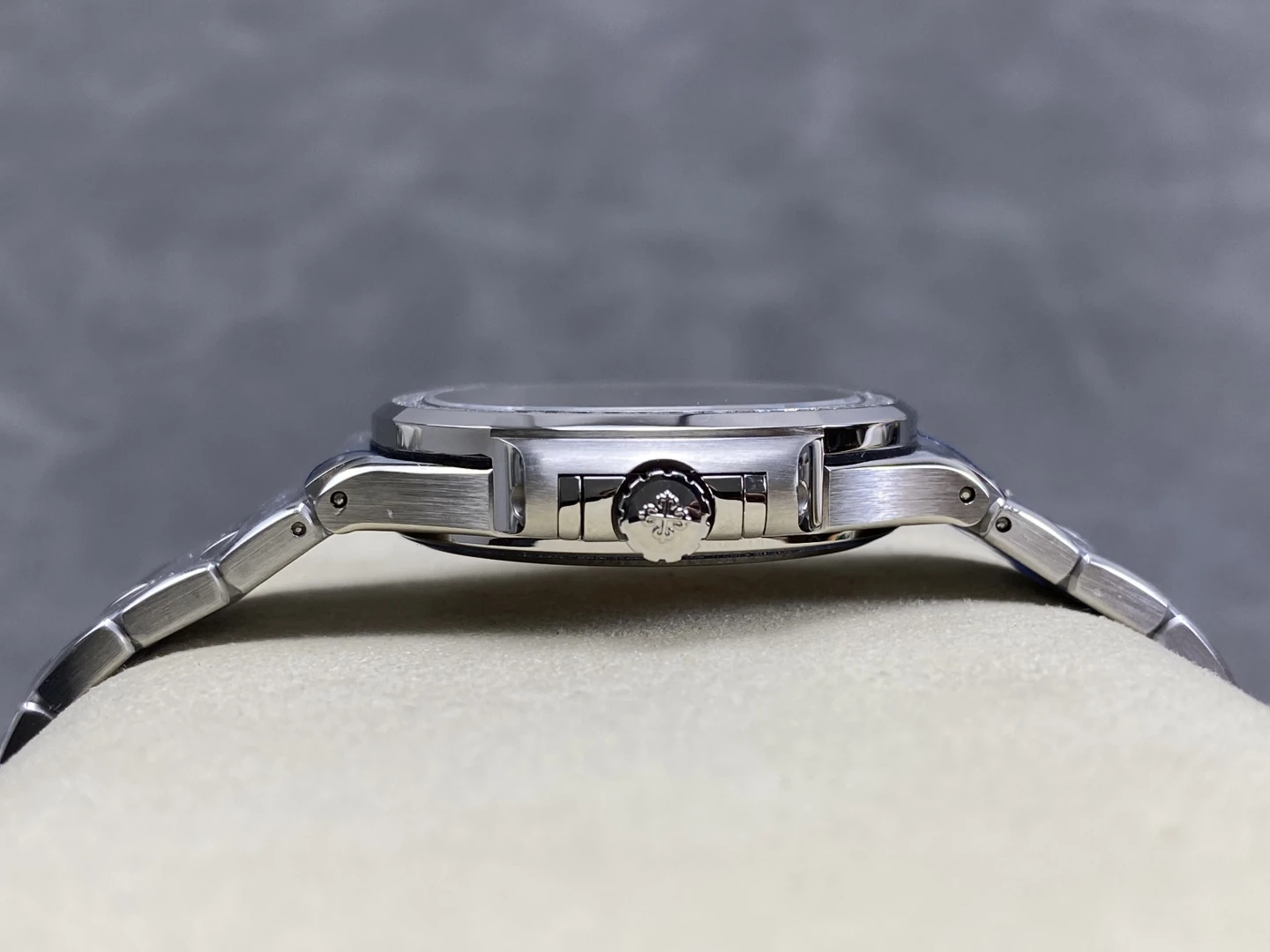 PP Nautilus 7118 Ladies DDF 1:1 Best Edition White Dial Diamonds Bezel on SS Bracelet A324 Super Clone 31 2e38c8df34d07fd AMO Watch