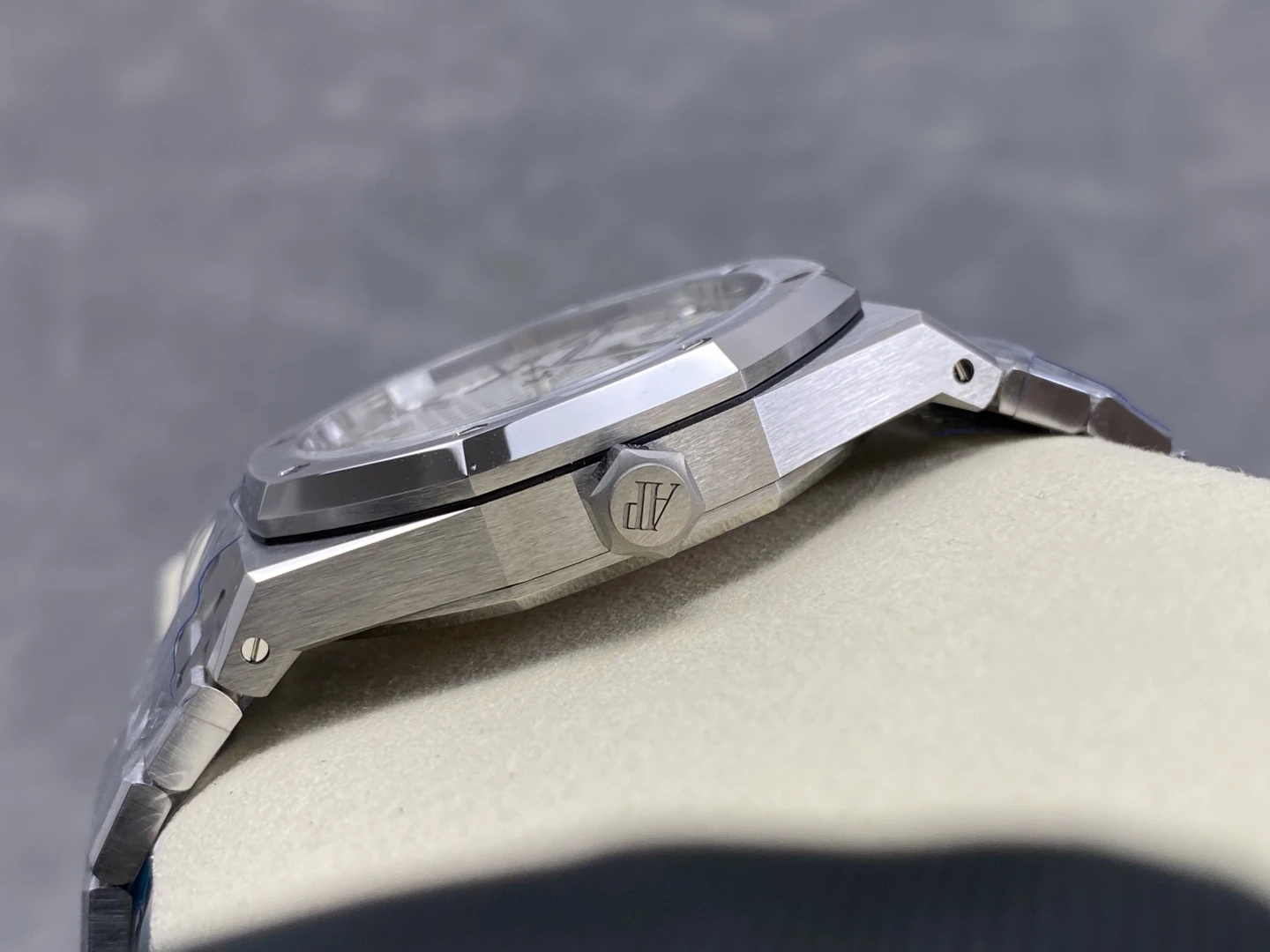 6490db1cb851a64 AMO Watch