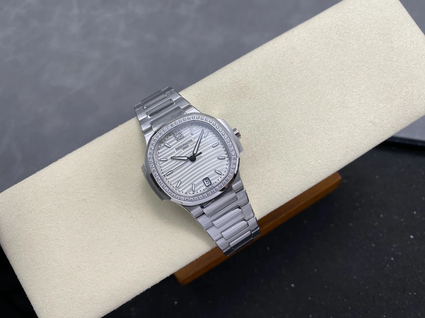 PP Nautilus 7118 Ladies DDF 1:1 Best Edition White Dial Diamonds Bezel on SS Bracelet A324 Super Clone 28 a1087e25cdd9c0c AMO Watch