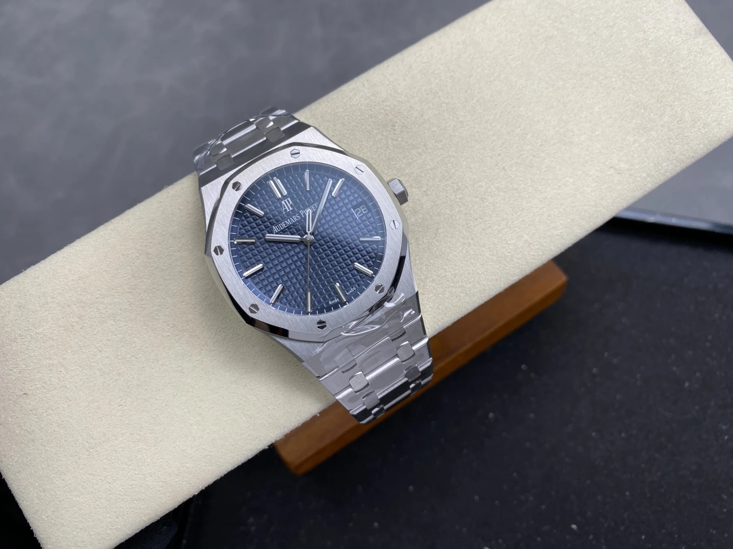 AP Royal Oak 41mm 15500 SS VSF1:1 Best Edition Blue Textured Dial on SS Bracelet A4302 Super Clone 26 09e3245b6c775cf AMO Watch