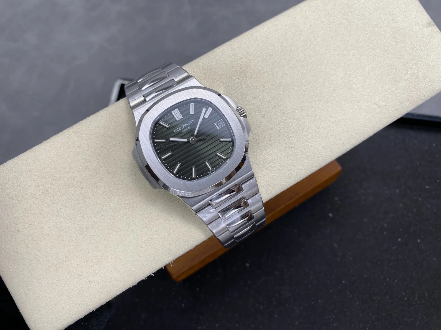 PP Nautilus 5711 DDF 1:1 Best Edition Green Dial on SS Bracelet DD330 Super Clone 25 55ad0227e6bbd4a AMO Watch