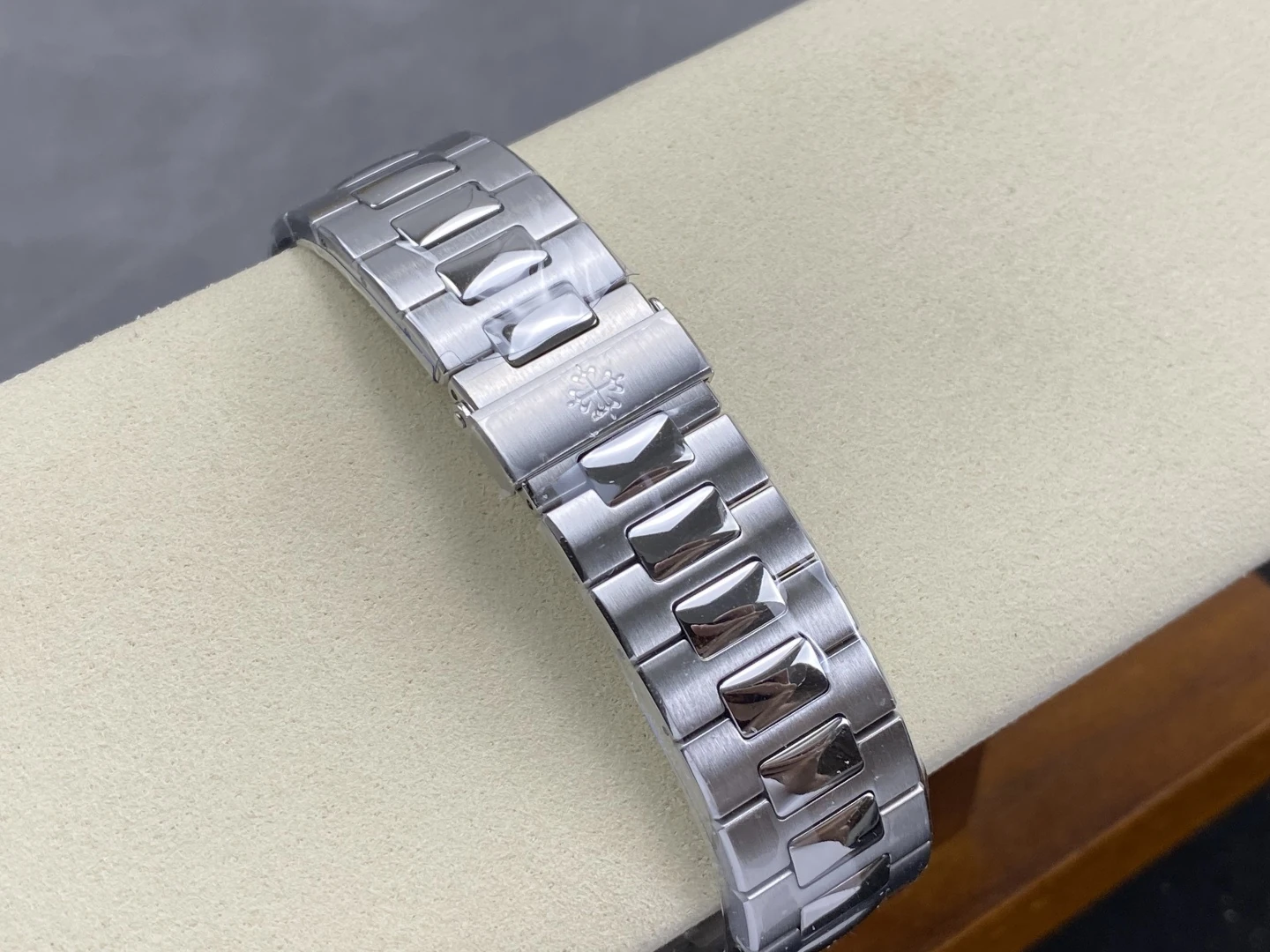 PP Nautilus 5711 DDF 1:1 Best Edition White Dial on SS Bracelet DD324 Super Clone V2 30 16a675aabb4f084 AMO Watch