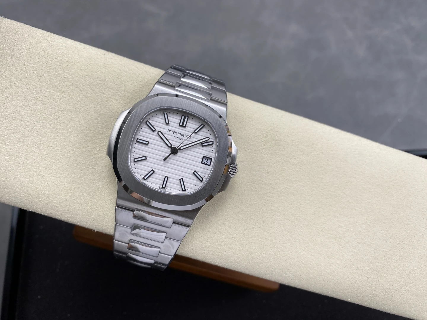 PP Nautilus 5711 DDF 1:1 Best Edition White Dial on SS Bracelet DD324 Super Clone V2 25 2beceb01060a185 AMO Watch