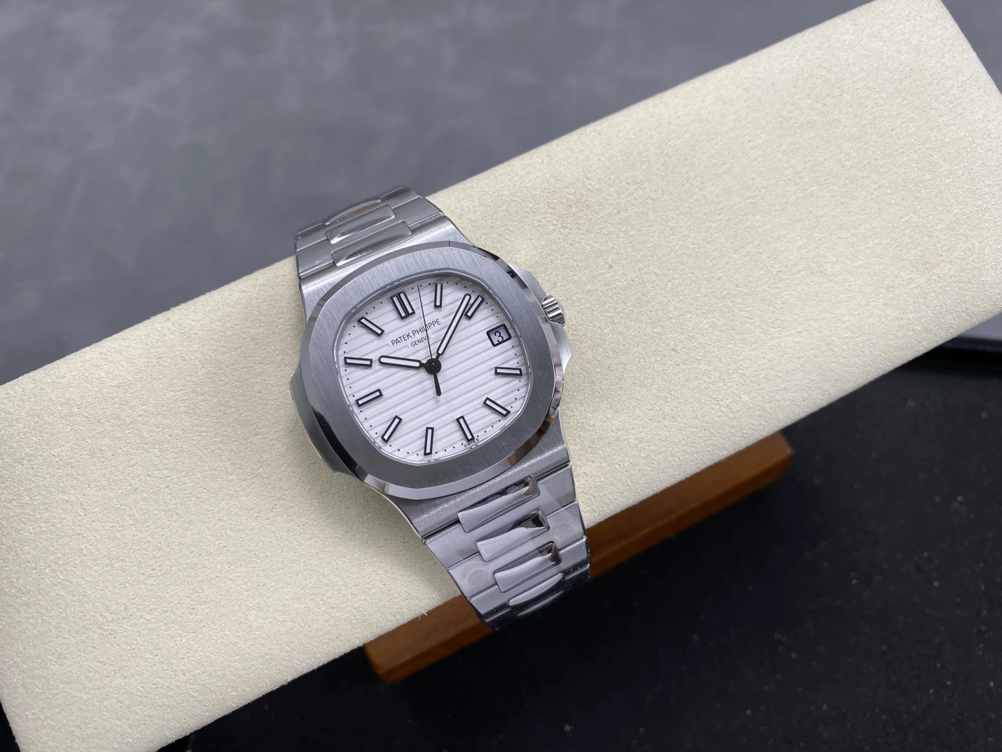 PP Nautilus 5711 DDF 1:1 Best Edition White Dial on SS Bracelet DD324 Super Clone V2 26 a02dfa7e2630589 AMO Watch